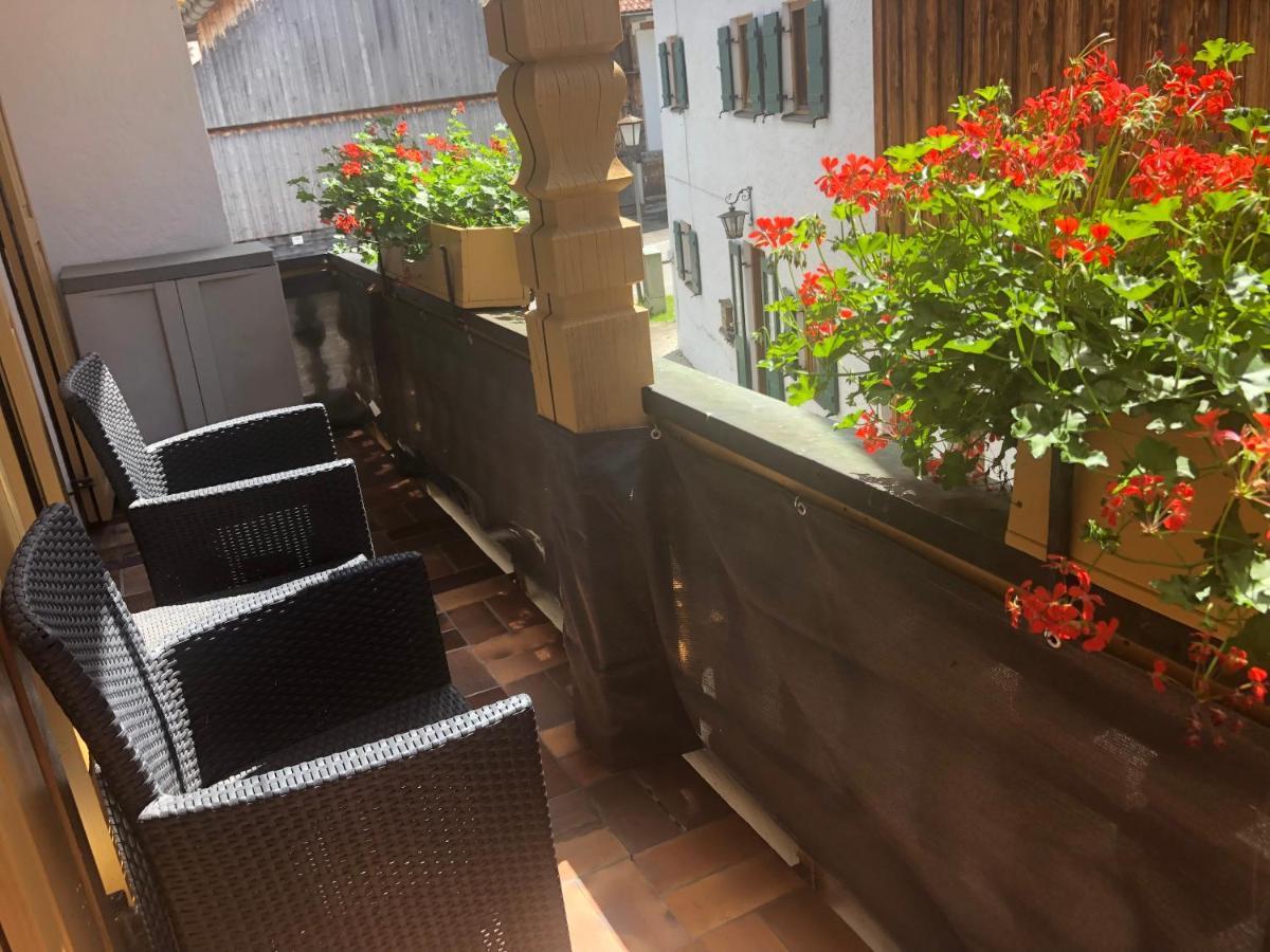 Gaestehaus U Ferienwohnungen Veronika Incl Fruehstuecksbuffet Und Koenigscard Mit 200 Kostenlosen Attraktionen Unterammergau Exterior foto