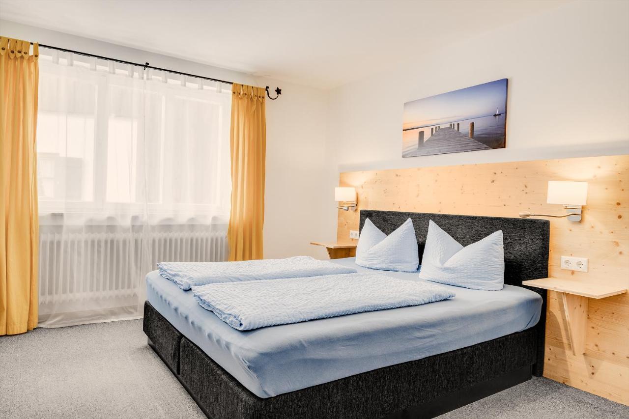 Gaestehaus U Ferienwohnungen Veronika Incl Fruehstuecksbuffet Und Koenigscard Mit 200 Kostenlosen Attraktionen Unterammergau Exterior foto