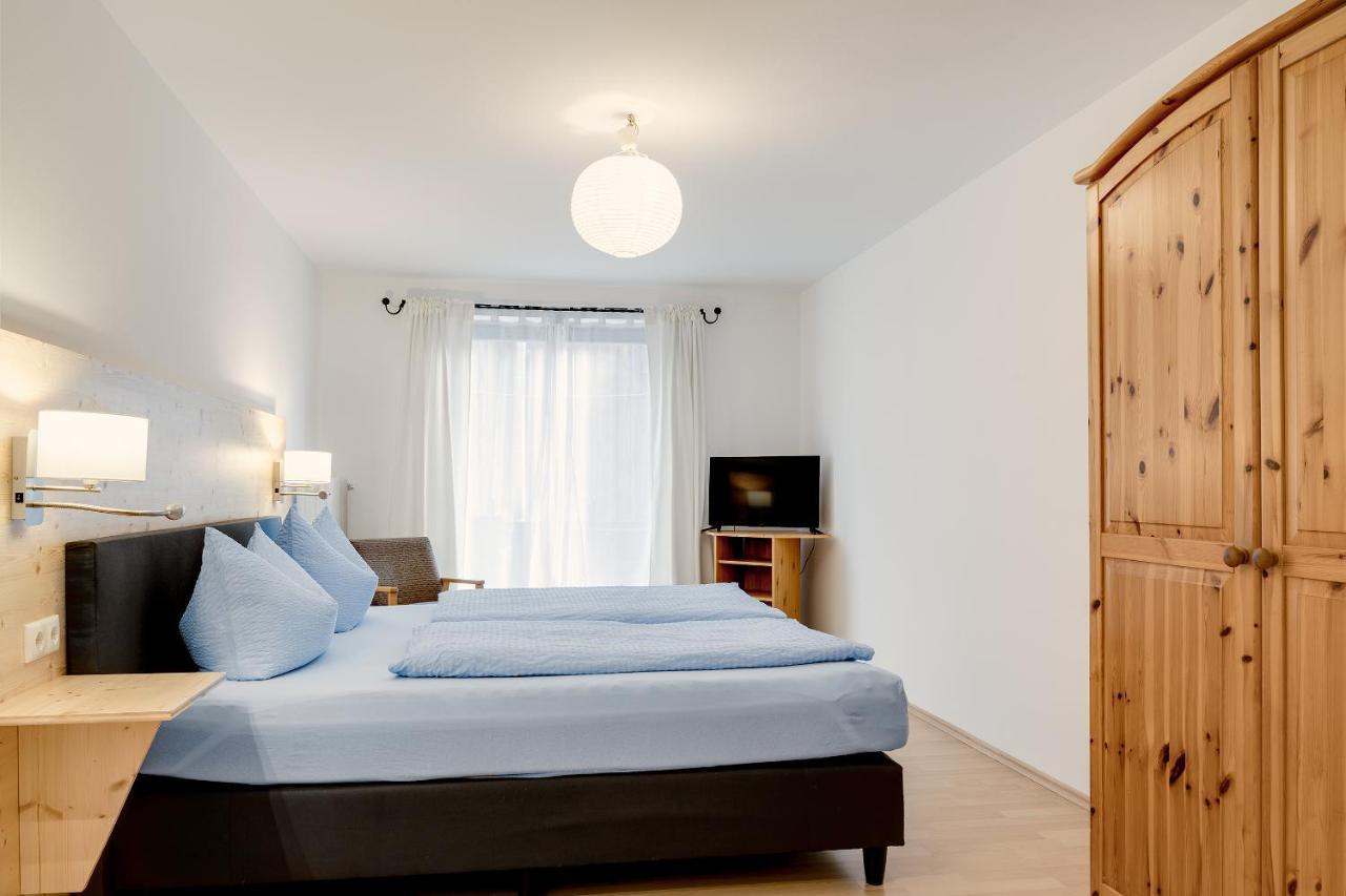 Gaestehaus U Ferienwohnungen Veronika Incl Fruehstuecksbuffet Und Koenigscard Mit 200 Kostenlosen Attraktionen Unterammergau Exterior foto