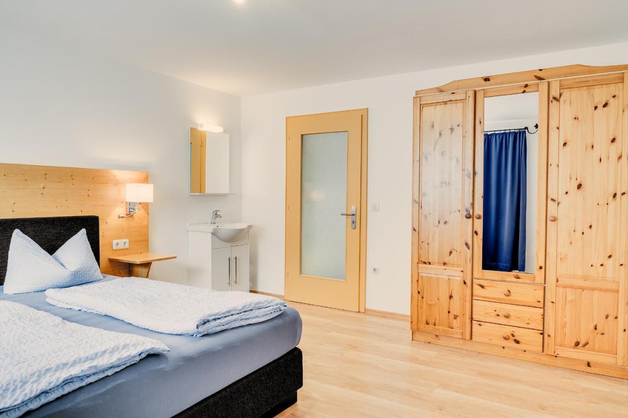 Gaestehaus U Ferienwohnungen Veronika Incl Fruehstuecksbuffet Und Koenigscard Mit 200 Kostenlosen Attraktionen Unterammergau Exterior foto