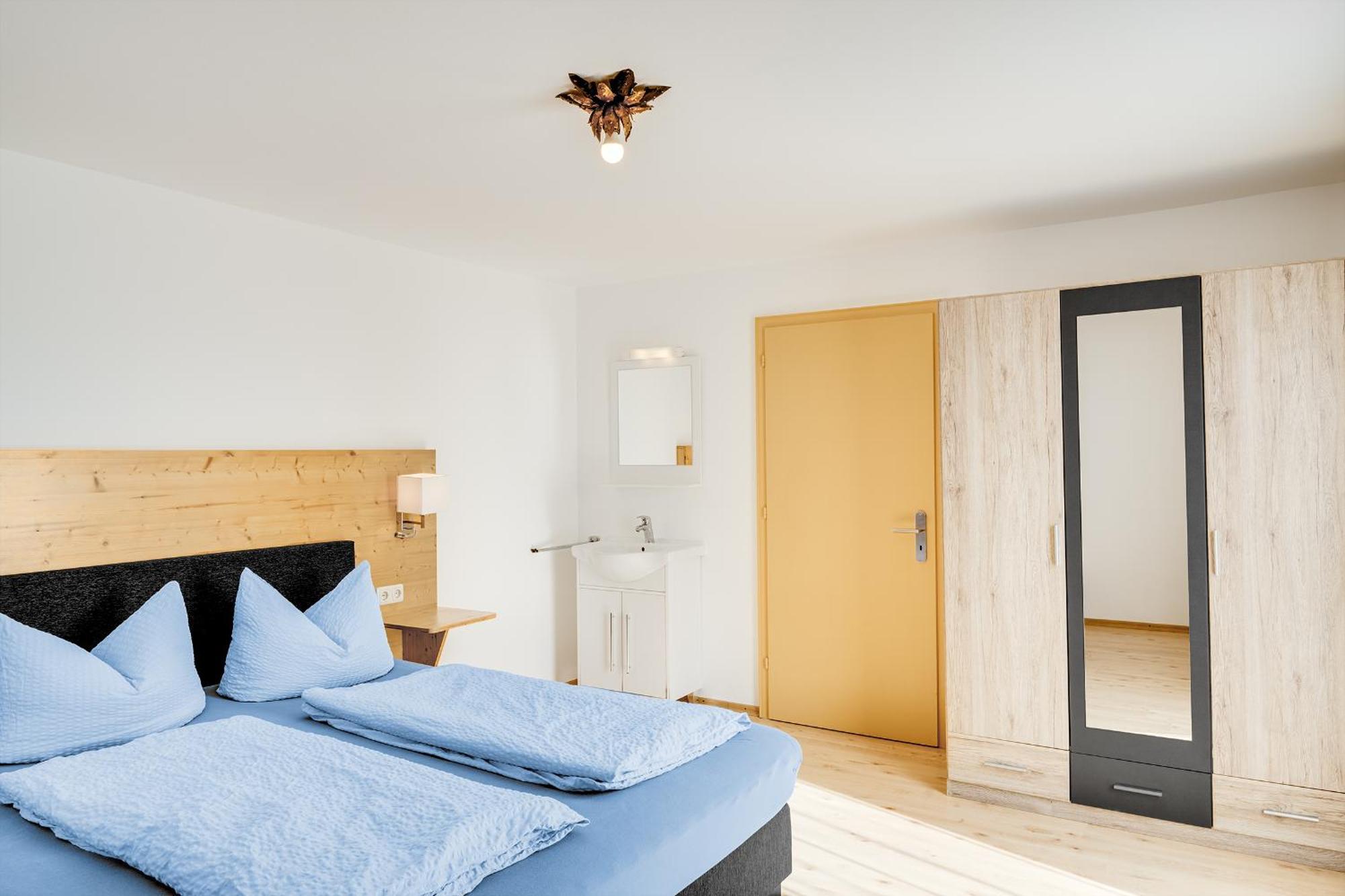 Gaestehaus U Ferienwohnungen Veronika Incl Fruehstuecksbuffet Und Koenigscard Mit 200 Kostenlosen Attraktionen Unterammergau Exterior foto