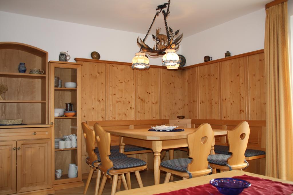 Gaestehaus U Ferienwohnungen Veronika Incl Fruehstuecksbuffet Und Koenigscard Mit 200 Kostenlosen Attraktionen Unterammergau Quarto foto
