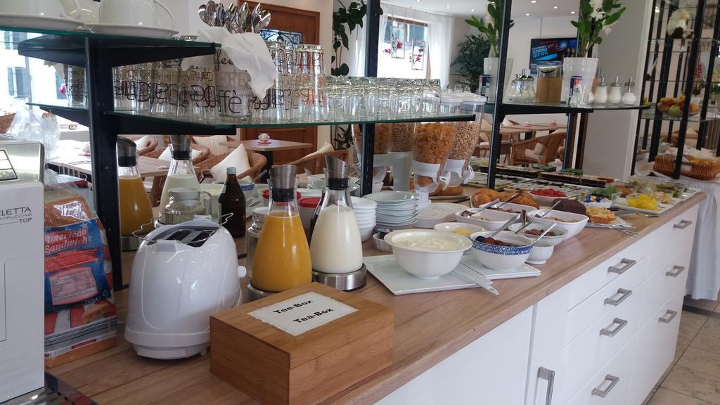 Gaestehaus U Ferienwohnungen Veronika Incl Fruehstuecksbuffet Und Koenigscard Mit 200 Kostenlosen Attraktionen Unterammergau Exterior foto